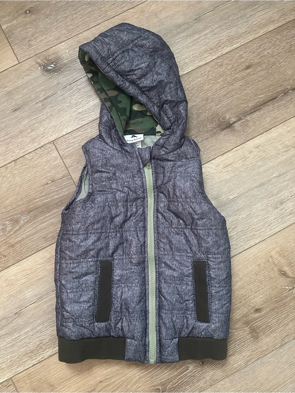 Tommy Bahama 4t. Good condition.